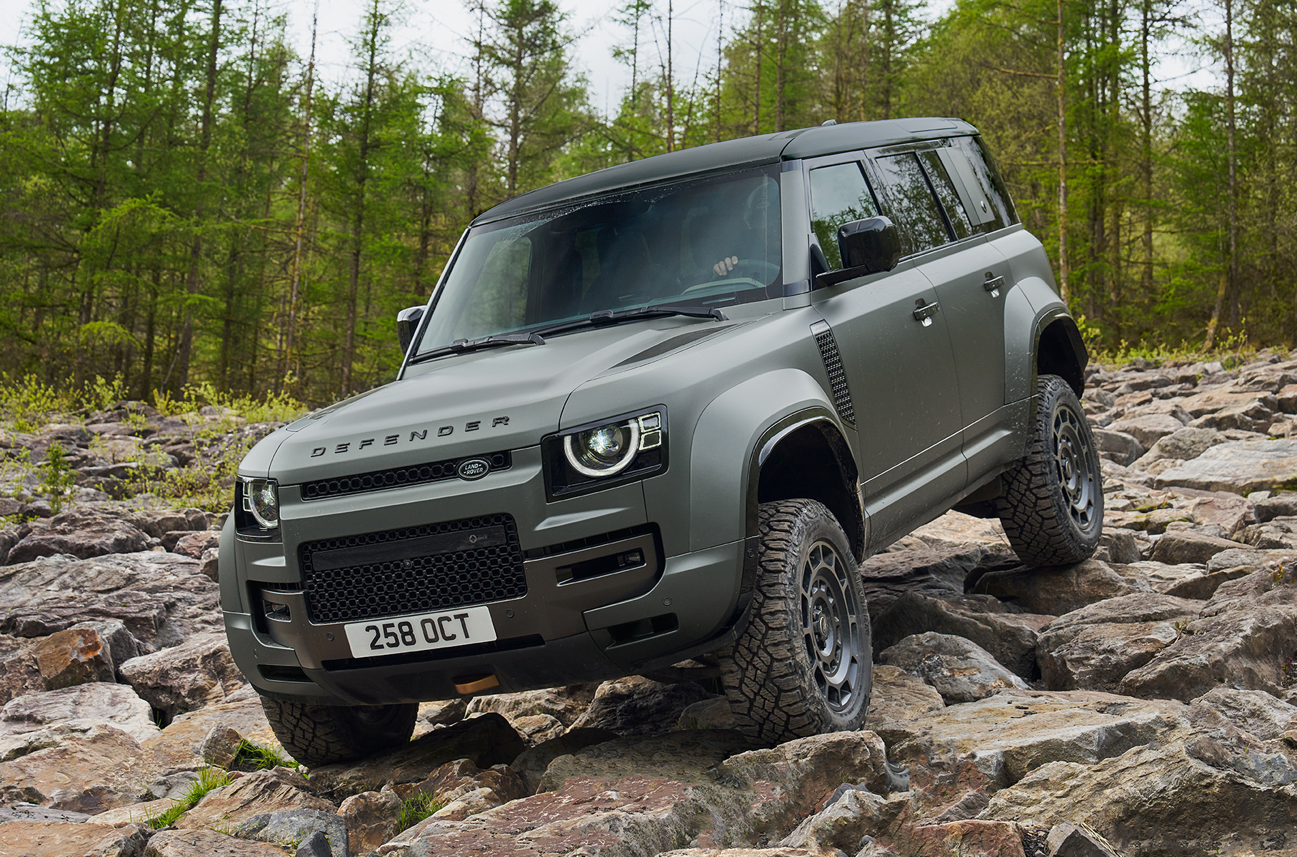 Компания Land Rover рассекретила самый мощный и динамичный Defender